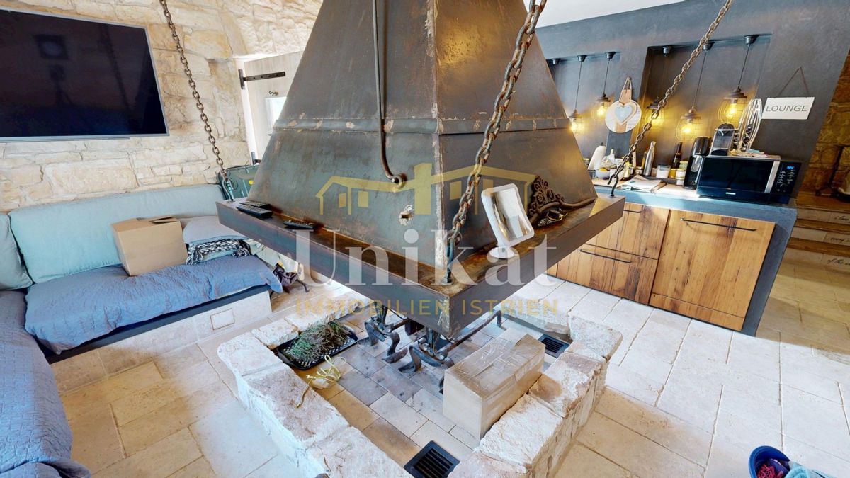 Splendida tenuta con due case in pietra e piscina